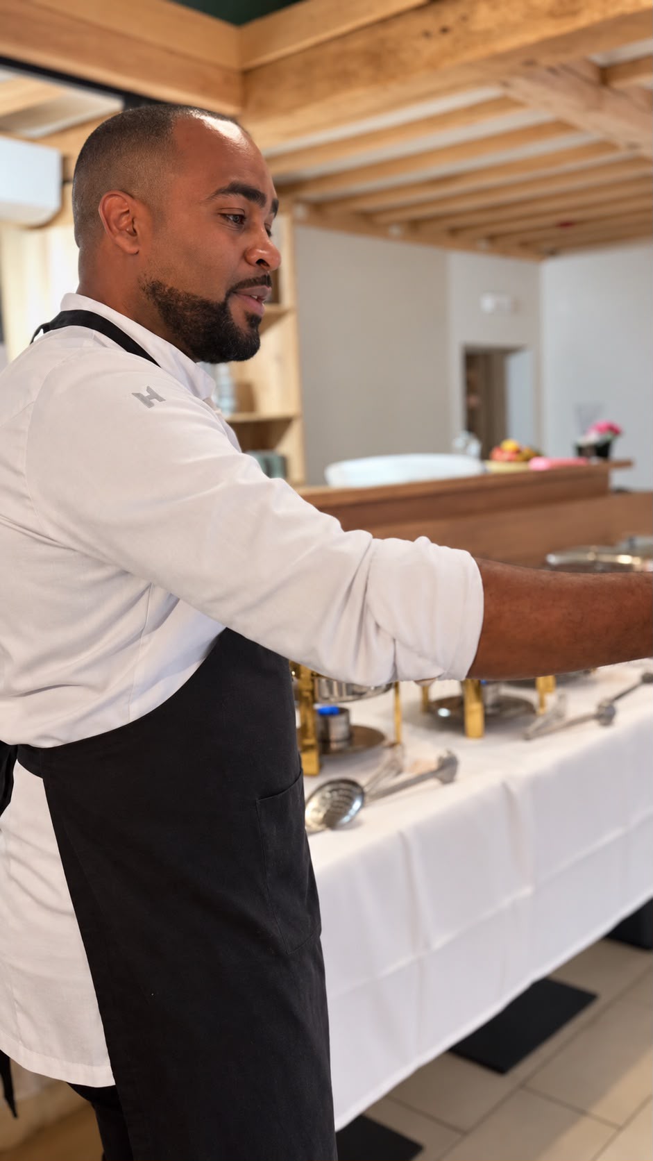 Chef Arsenio werkt de buffetlijnen af