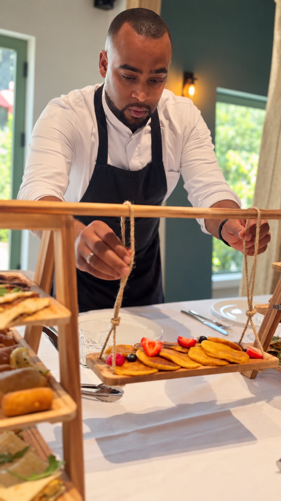 Chef Arsenio presenteert de high tea