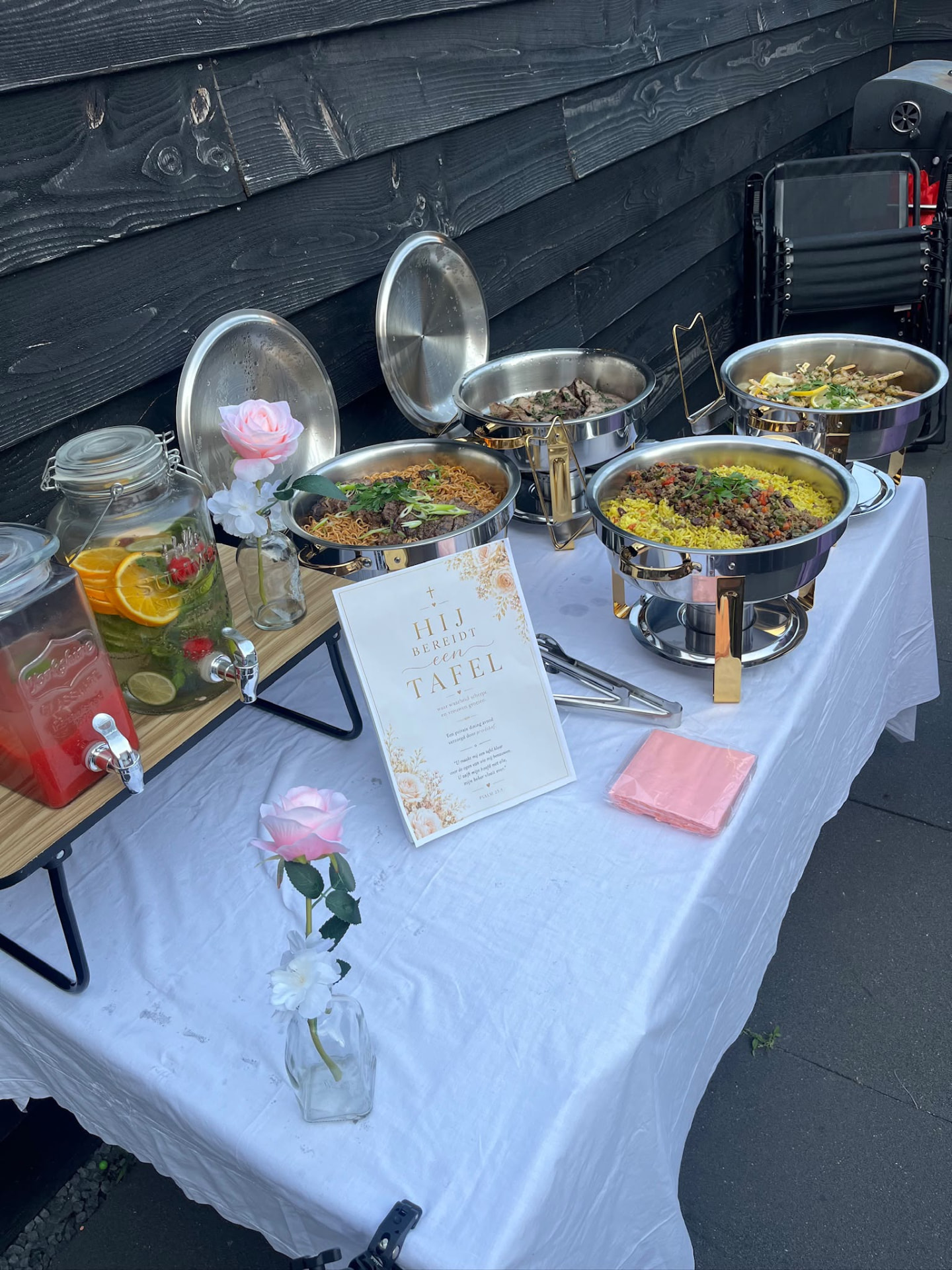 Buffet met chafing dishes, fruitwater en rozen